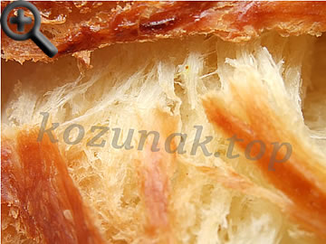 Домашните яйца са придали апетитен цвят на козунака - рецепта за козунак с помощта на хлебопекарна. Независимо дали сте от Пловдив, Бургас, Варна, София, Добрич, Шумен или Русе вие можете да имате топъл пухкав козунак на конци за празника. Вкусните конци на козунака се топят в устата. Само погледнете този разкош на снимката!